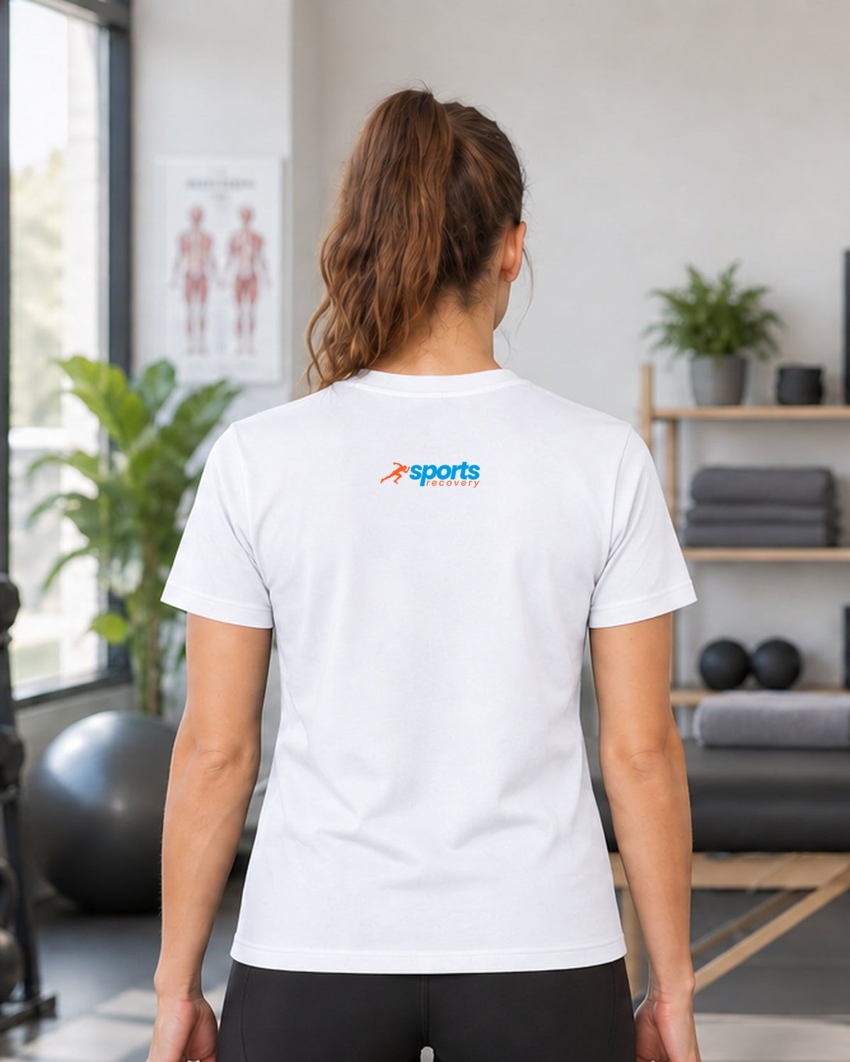 SPORTS RECOVERY 03 Beyaz Basic Tişört — kadın manken arka görünüm
