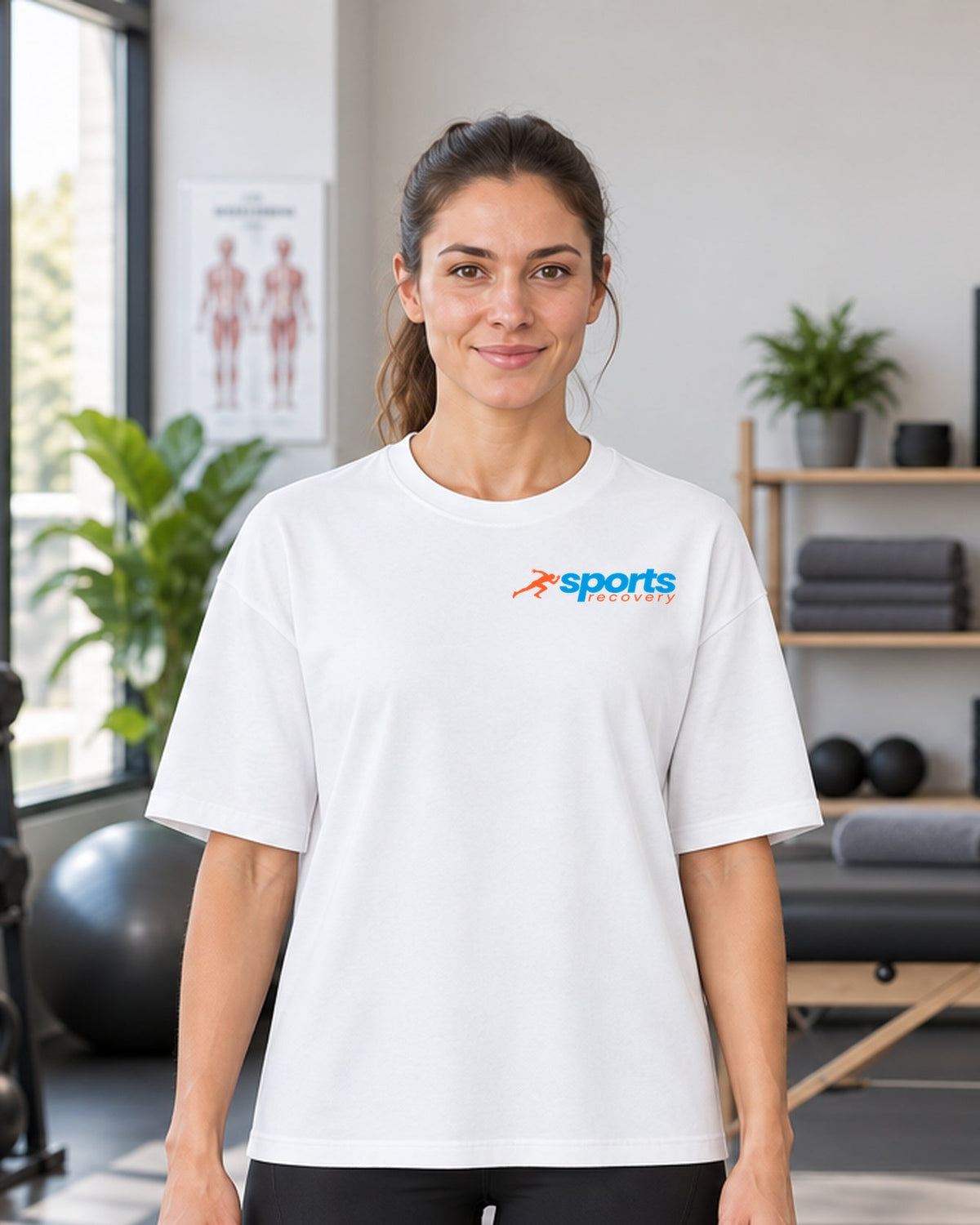 SPORTS RECOVERY 05 Beyaz Premium Oversize Tişört — kadın manken ön görünüm