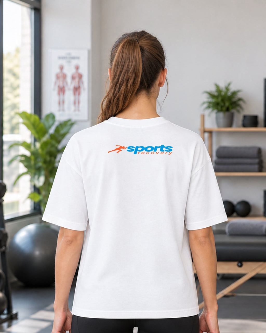 SPORTS RECOVERY 09 Beyaz Premium Oversize Tişört — kadın manken arka görünüm