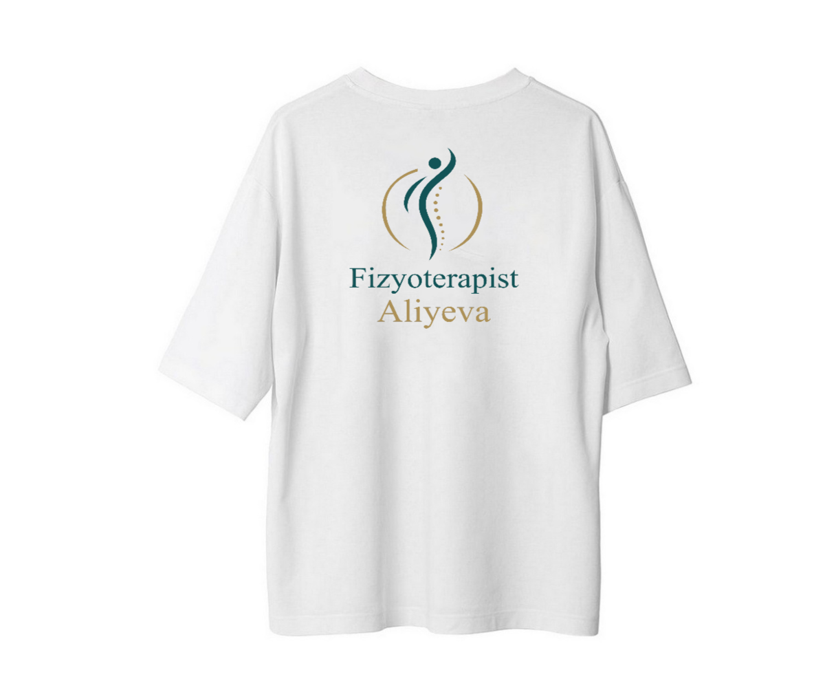 PT-DSG-3823 beyaz tişört, sırtta petrol yeşili ve altın Fizyoterapist Aliyeva logosu.