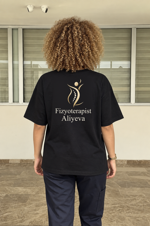 Fizyoterapist Aliyeva siyah premium oversize tişört — orijinal baskı ile manken üzerinde arka görünüm
