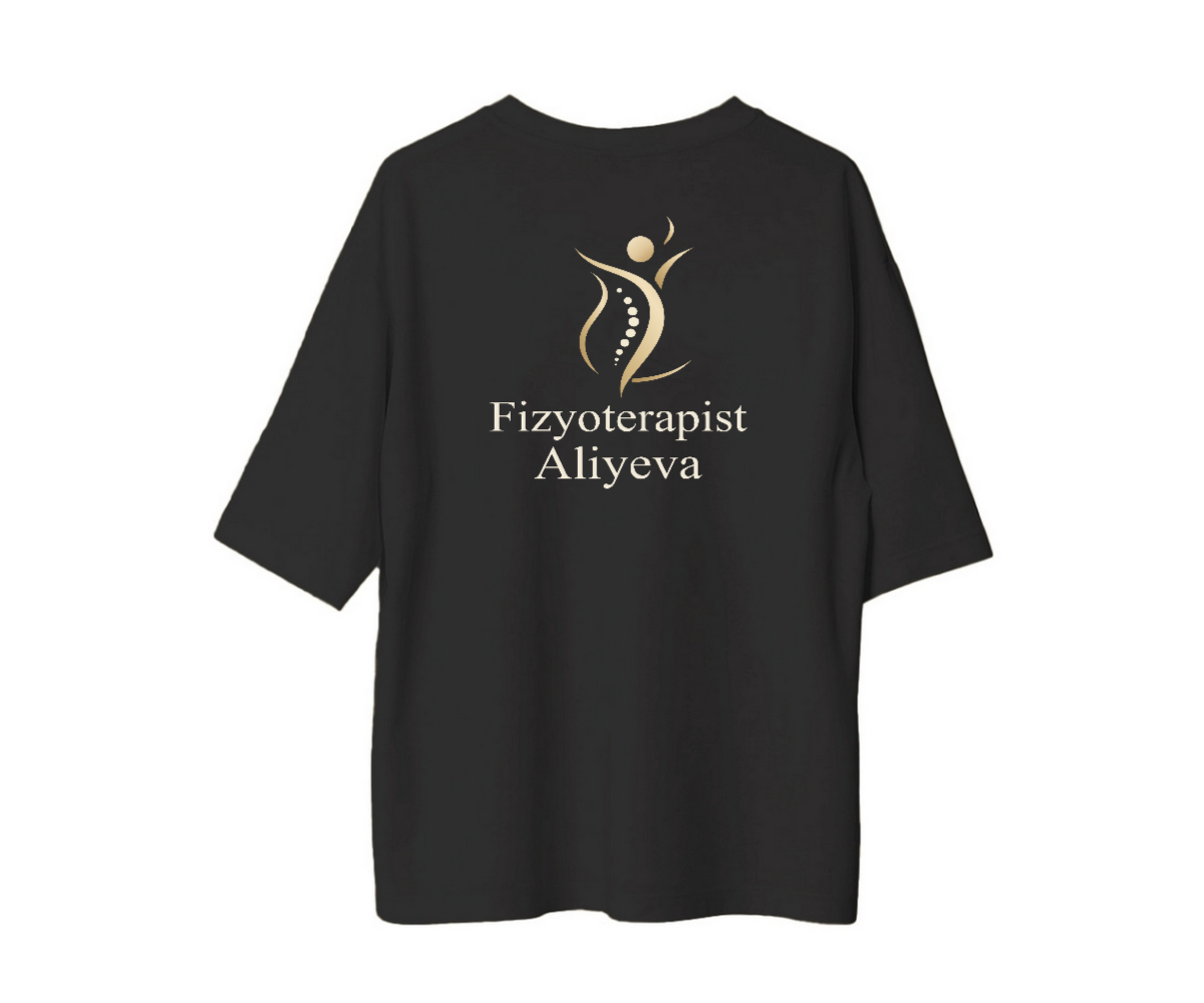 PT-DSG-3825 siyah tişört, sırtta şampanya tonlarında Fizyoterapist Aliyeva logosu.