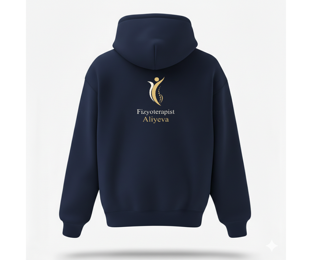 PT-DSG-3826 koyu renk hoodie, sırtta altın ve ivory Fizyoterapist Aliyeva logosu.