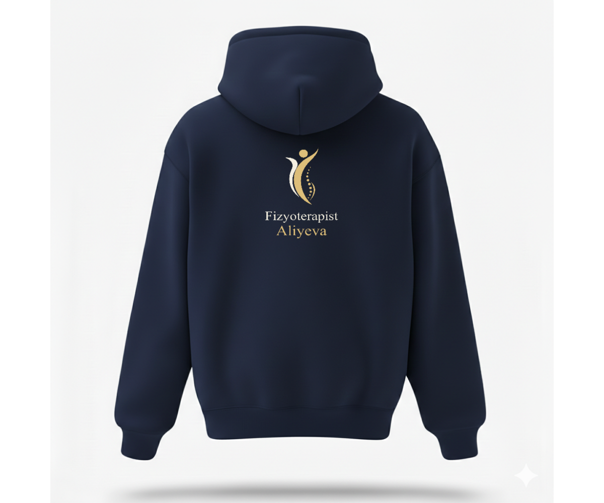 PT-DSG-3826 koyu renk hoodie, sırtta altın ve ivory Fizyoterapist Aliyeva logosu.