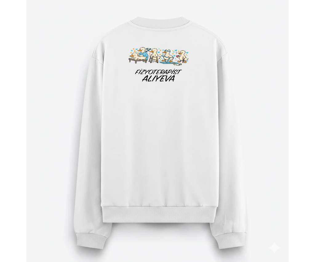 PT-DSG-3827 beyaz sweatshirt, sırtta terapi illüstrasyonları ve FİZYOTERAPİST ALIYEVA yazısı.