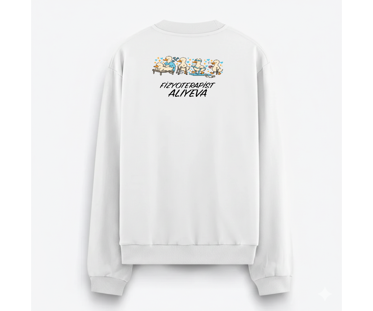 PT-DSG-3827 beyaz sweatshirt, sırtta terapi illüstrasyonları ve FİZYOTERAPİST ALIYEVA yazısı.