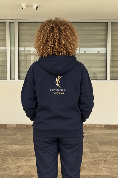 PT-DSG-3826 lacivert Aliyeva hoodie; klinikte aynı kişinin arka görünümü, orijinal sırt baskısıyla