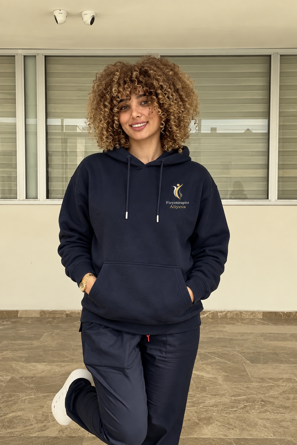 PT-DSG-3826 lacivert Aliyeva hoodie; klinikte aynı kişinin ön görünümü, orijinal göğüs baskısıyla