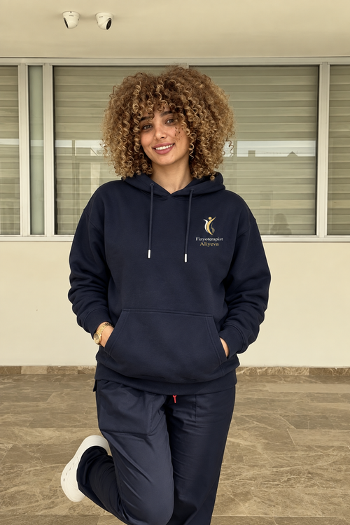 PT-DSG-3826 lacivert Aliyeva hoodie; klinikte aynı kişinin ön görünümü, orijinal göğüs baskısıyla