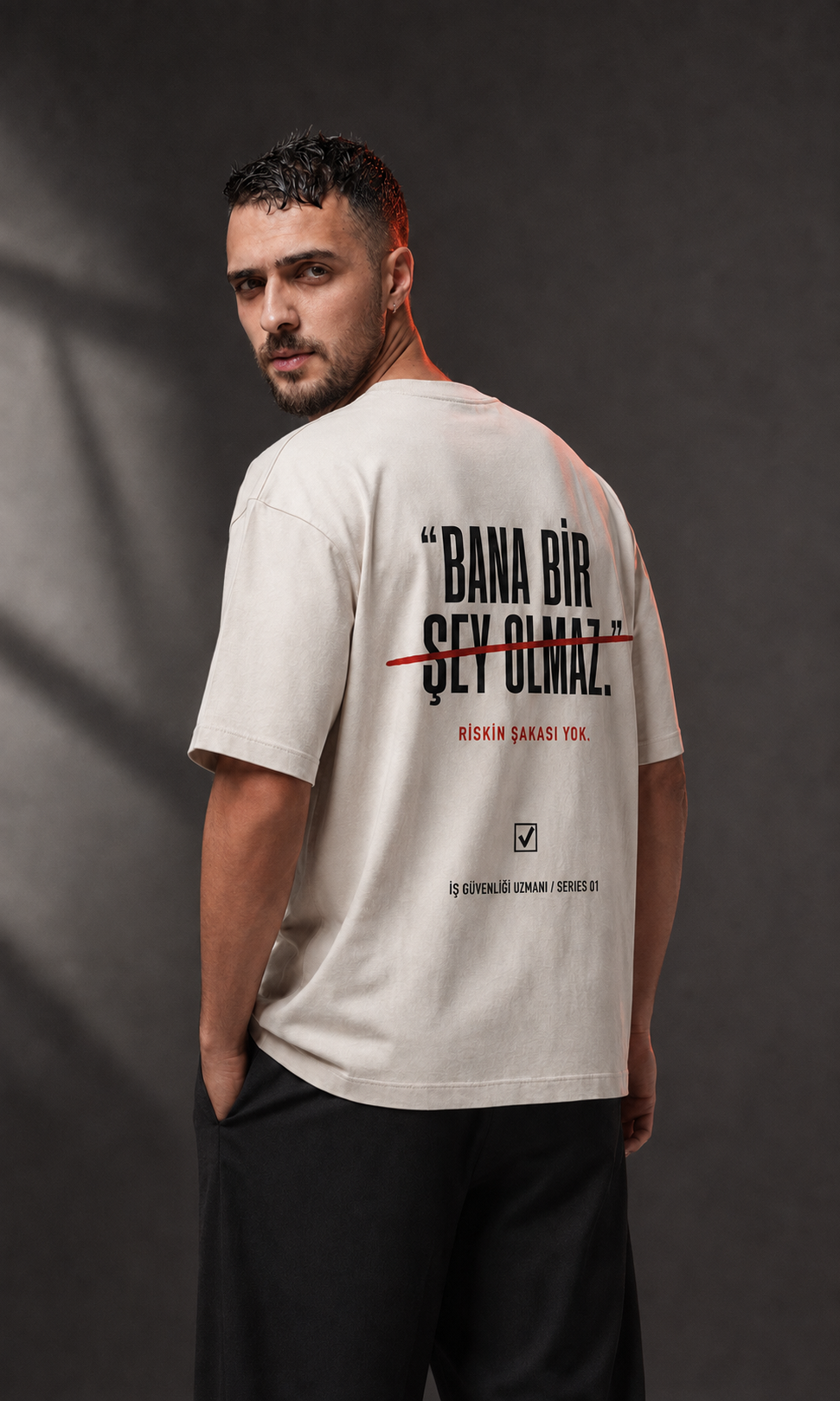 İSG EDITION Riskin Şakası Yok beyaz tişört sırt kullanım görseli