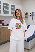 NURSE Pop Art Premium Oversize tişört, kadın model üzerinde ön görünüm