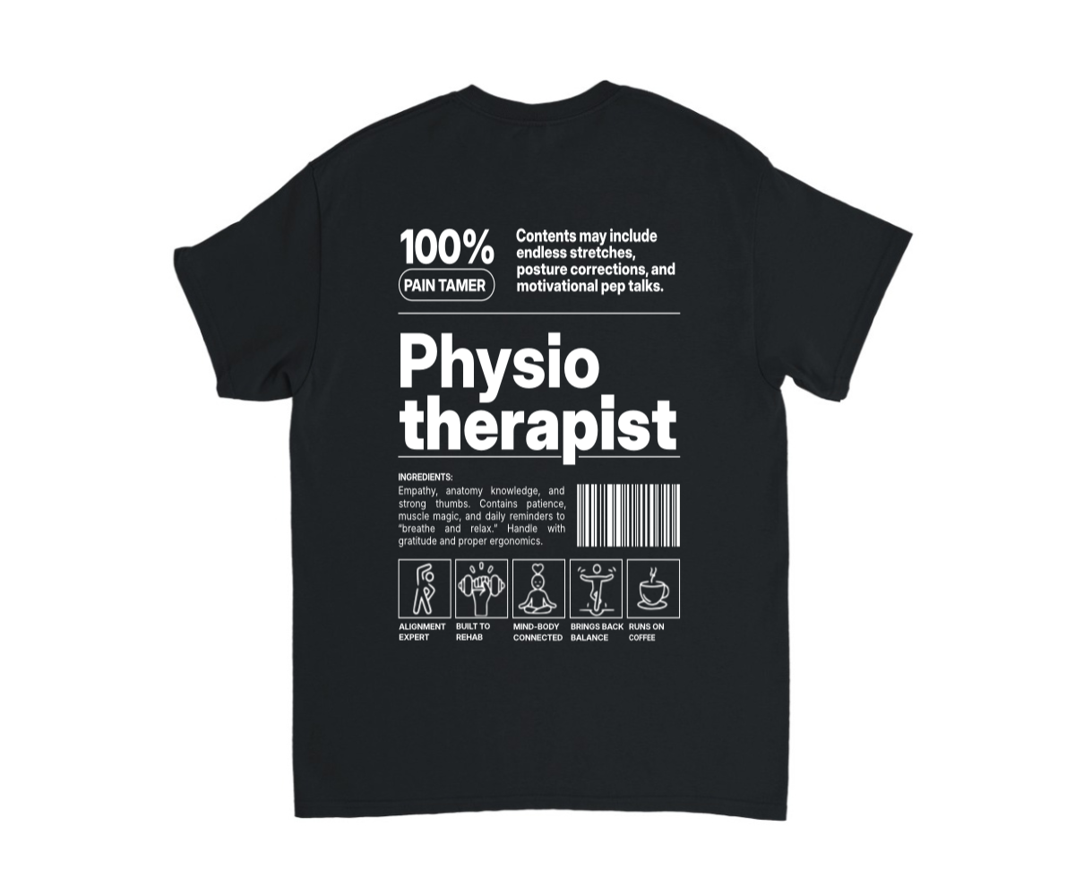 PT-DSG-3811 siyah basic erkek tişörtün arka yüzü; büyük beyaz Physio therapist baskısı ve fizyoterapi temalı simgeler.