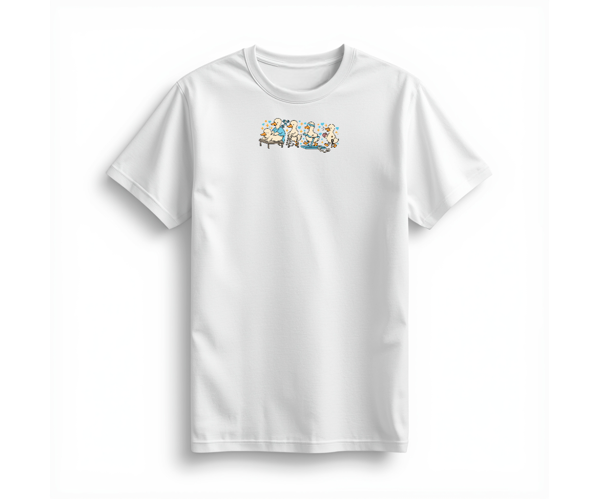 PT-DSG-3814 beyaz basic kadın tişörtün ön yüzü; göğüste fizyoterapi ve egzersiz yapan renkli ördek karakterleri.