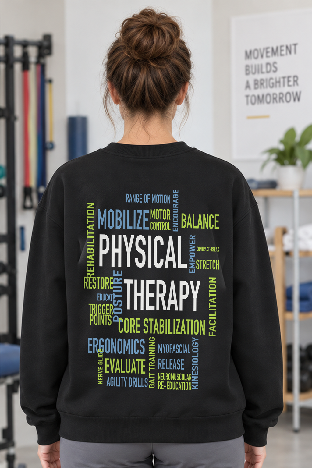 PT-DSG-3818 oversize kadın sweatshirtün arka baskısı, aynı kadın manken sırtı dönük klinik ortamında