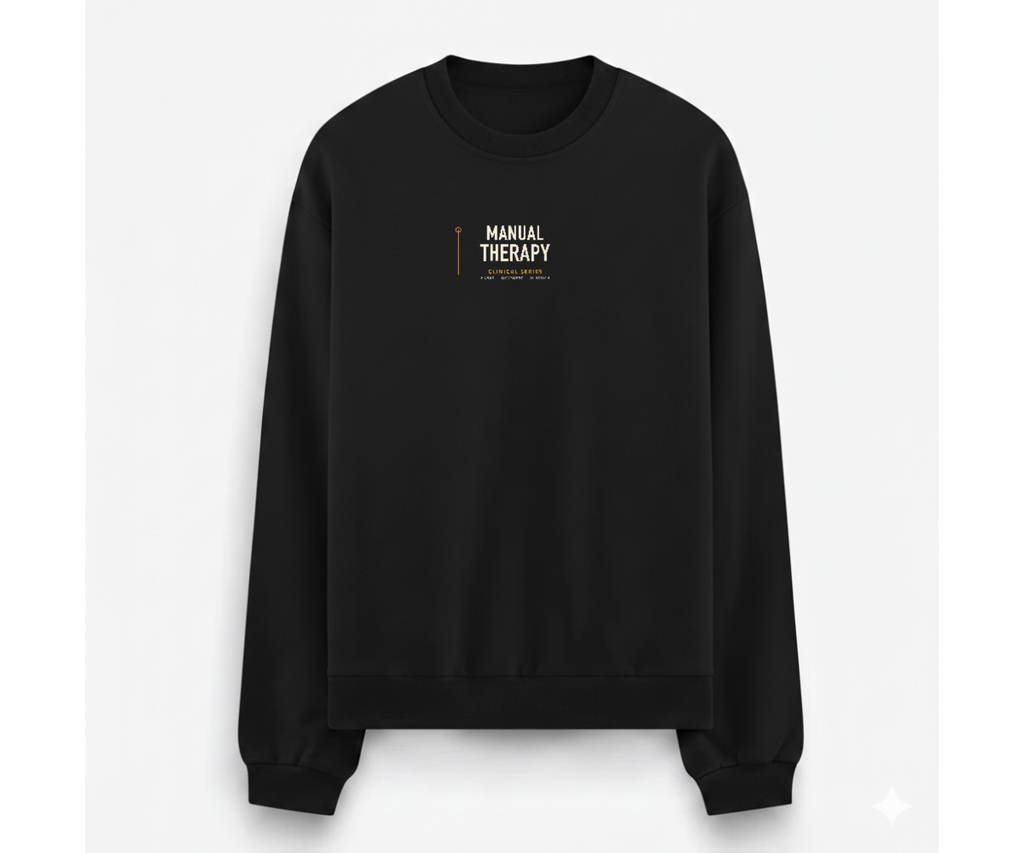 PT-DSG-3818 siyah kadın oversize sweatshirtün ön yüzü; küçük krem ve altın tonlarında Manual Therapy baskısı.