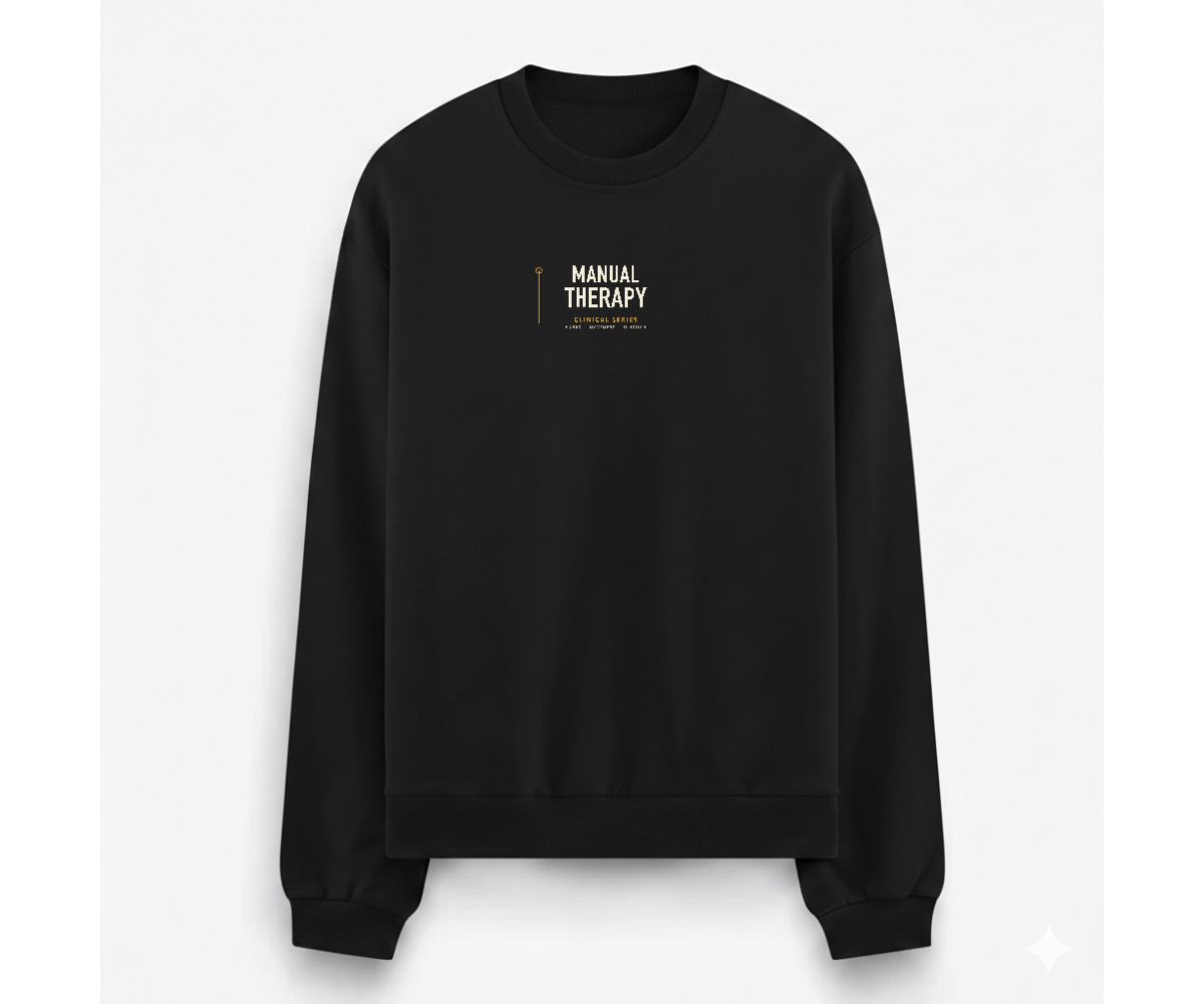 PT-DSG-3818 siyah kadın oversize sweatshirtün ön yüzü; küçük krem ve altın tonlarında Manual Therapy baskısı.
